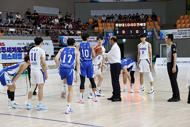  상주실내체육관 신관에서 '제41회 MBC배 전국대학농구 상주대회'가 진행 중인 모습./사진제공=경북 상주시