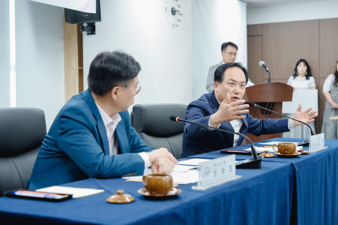 이권재 오산시장(오른쪽)이 버스 노선 신설 및 증차와 관련해 성남시장과 면담하고 있다.  /사진제공=오산시 