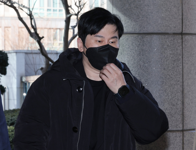 래퍼 비아이(BI·김한빈)의 마약 혐의를 무마하고자 제보자를 협박한 혐의로 재판을 받고 있는 양현석 YG엔터테인먼트 총괄 프로듀서(대표)가 대법원에서 징역형의 집행유예를 선고받았다.사진은 지난 1월 서울서부지법에서 열린 특정범죄가중처벌등에관한법률위반(관세) 혐의 2차 공판기일에 출석한 양현석 YG엔터테인먼트 총괄 프로듀서. /사진=뉴시스