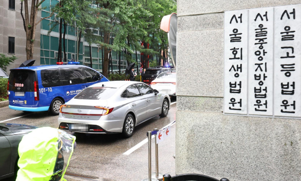 윤석열 전 대통령 측이 구속적부심 심사와 관련해 100여쪽 분량의 자료를 준비했다. 사진은 윤석열 전 대통령의 구속적부심이 예정된 18일 서울 서초구 서울중앙지방법원으로 윤 전 대통령이 탑승 한것으로 추정되는 호송차량이 들어가고 있는 모습. /사진=뉴시스