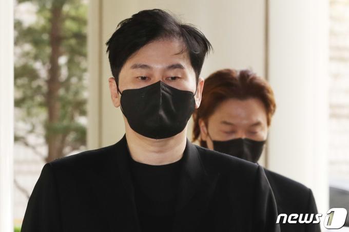 그룹 아이콘(iKON)의 전 멤버 비아이의 마약 수사를 무마하기 위해 공익제보자를 협박한 혐의로 재판에 넘겨진 양현석 전 YG엔터테인먼트 대표가 12일 오전 서울 서초구 서울중앙지방법원에서 열린 항소심 첫 공판에 출석하고 있다. (공동취재) 2023.4.12/뉴스1 ⓒ News1 이재명 기자