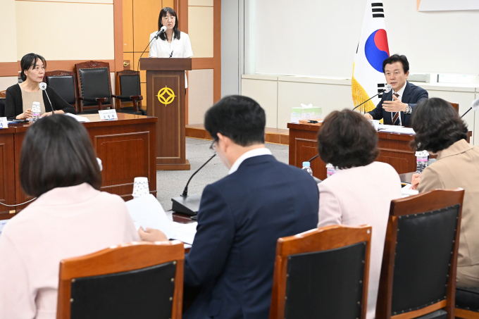 조규일 진주시장(맨 오른쪽)이 18일 공공형 키즈카페 조성사업을 위한 회의를 진행하고 있다./사진=진주시