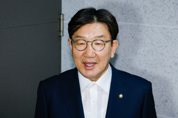 권성동 국민의힘 의원이 김건희 특검의 압수수색에 대해 입장을 밝혔다. 사진은 권성동 국민의힘 의원이 자신의 의원실 앞에서 김건희 특검의 '건진법사-통일교 의혹' 압수수색 관련 입장을 밝히는 모습. /사진=뉴스1