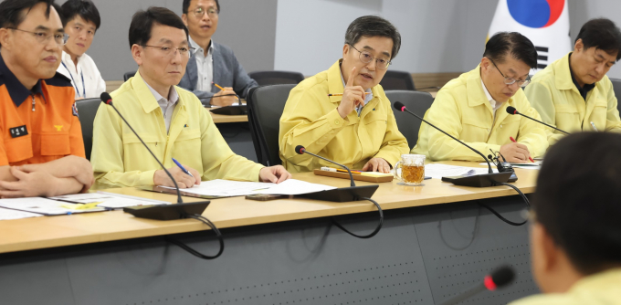 김동연 경기도지사(왼쪽에서 세 번째)가 18일 경기도청에서 열린 '호우 대처 도, 시군 재난안전대책본부 회의'를 주재하고 있다. /사진제공=경기도