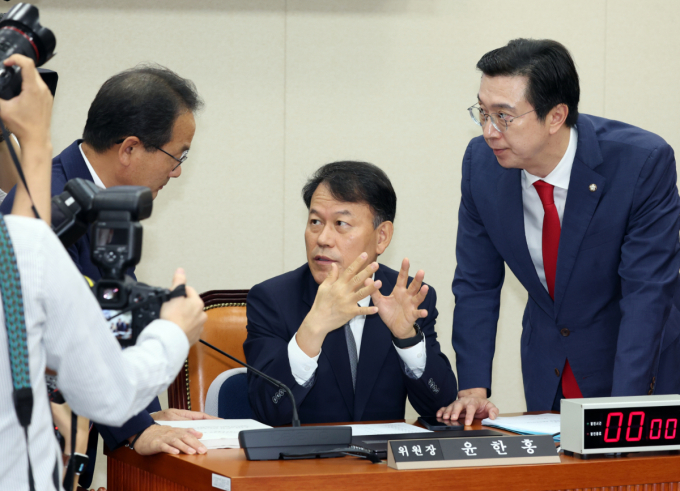 오는 21일 법안심사제1소위원회에서 STO 관련 법안이 논의된다. 사진은 국회 정무위원회 윤한홍 위원장과 강준현 더불어민주당 간사, 강민국 국민의힘 간사가 지난 15일 서울 여의도 국회에서 열린 정무위원회의 인사청문회에서 대화하는 모습. /사진=뉴시스 