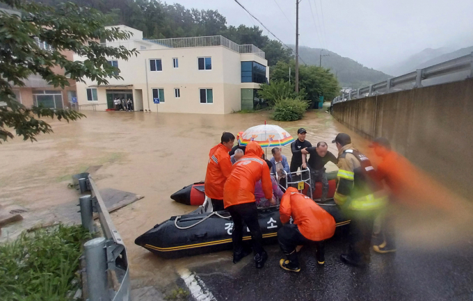 17일 경남 밀양시 무안면 한 노인요양원 일대가 침수돼 소방대원들이 환자들을 다른 병원으로 전원시키기 위해 고무보트를 이용해 구조하고 있다. /사진=경남소방본부