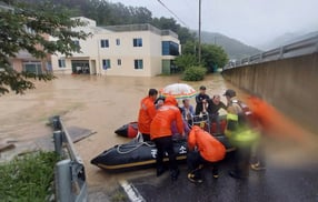 17일 경남 밀양시 무안면 한 노인요양원 일대가 침수돼 소방대원들이 환자들을 다른 병원으로 전원시키기 위해 고무보트를 이용해 구조하고 있다. /사진=경남소방본부