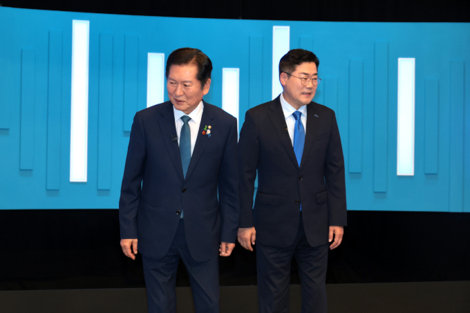 강선우 여성가족부 장관 후보자를 두고 정청래, 박찬대 더불어민주당 당 대표 후보자들의 의견이 엇갈렸다. 사진은 지난 16일 서울 양천구 목동 SBS에서 TV토론회에 앞서 기념촬영을 마친 정청래(왼쪽), 박찬대 의원. /사진=뉴스1