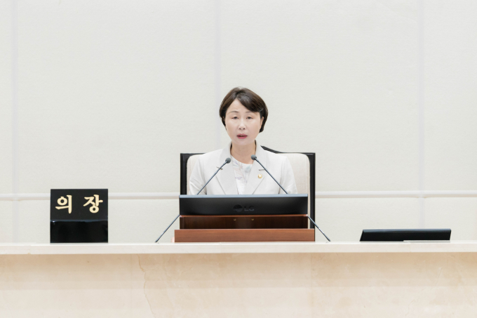 유진선 용인특례시의회 의장이 18일 본회의장에서 제294회 임시회 폐회를 선언하고 있다. /사진제공=용인특례시의회 