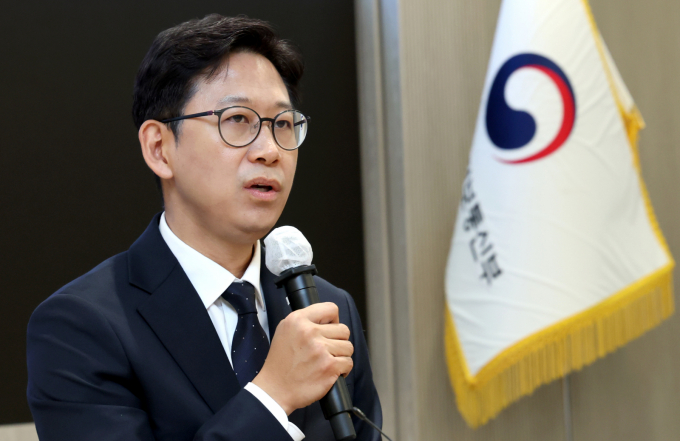 배경훈 과학기술정보통신부 장관이 17일 정부세종청사 과기정통부 대강당에서 열린 취임식을 마친 뒤 직원들과 이야기를 나누고 있다. /사진=뉴시스