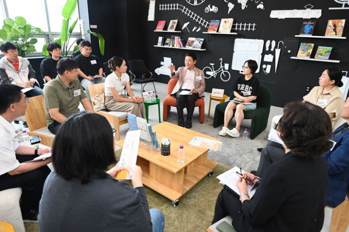 김동근 경기 의정부 시장(맞은편 왼쪽)이 '의정부문화역 이음' 시민 간담회를 진행하고 있다. /사진제공=의정부시