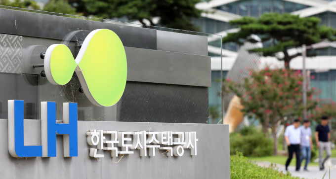 다음 달 김윤덕 국토부 장관 후보자의 취임으로 한국토지주택공사(LH) 등 주요 공공기관장 인선도 단행될 가능성이 크다는 관측이 나온다. 사진은 LH 사옥 전경. /사진=뉴스1