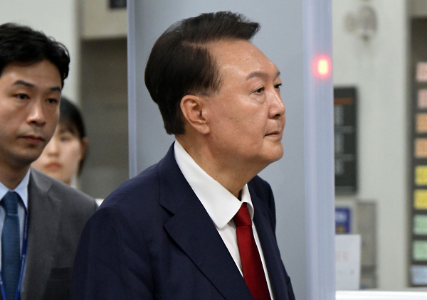 윤석열 전 대통령의 재구속 적법 여부를 심사하는 구속적부심이 종료됐다. 사진은 윤석열 전 대통령이 직권남용 등 혐의 영장실질심사(구속 전 피의자 심문)를 마친 뒤 대기 장소인 서울구치소로 이동하기 위해 법원을 나서는 모습. /사진=뉴시스