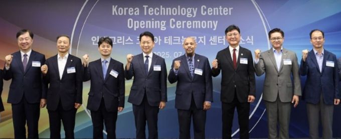 고영인 경기도 경제부지사(왼쪽에서 네 번째) 등 참석자들이 지난 17일 열린 '코리아 테크놀로지 센터'(KTC) 준공식에서 첫 출범을 축하하고 있다. /사진제공=경기도