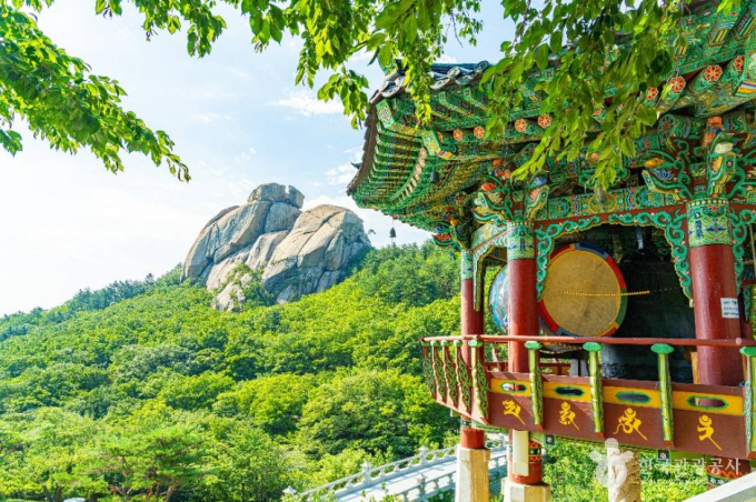 화암사 범종각과 수바위. /사진=한국관광공사