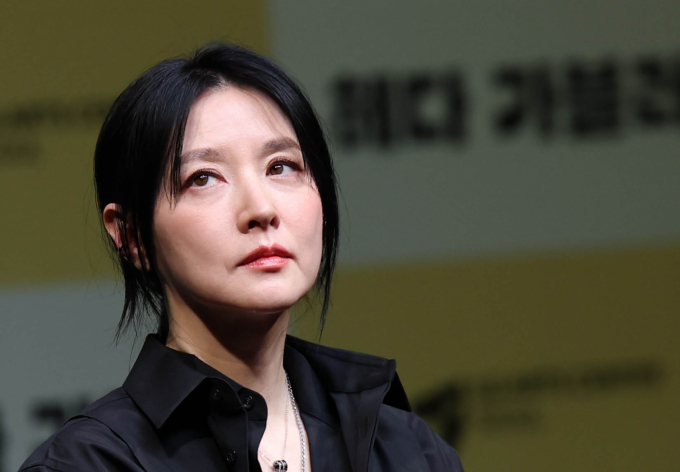 (배우 이영애가 김건희 여사와 친분이 있다고 주장한 유튜버를 상대로 낸 민사소송 2심에서 재판부가 조정을 권고했다. 사진은 지난 4월 서울 강서구 LG아트센터에서 열린 연극 ‘헤다 가블러’(연출 전인철) 제작발표회에 참석한 배우 이영애. /사진=뉴스1