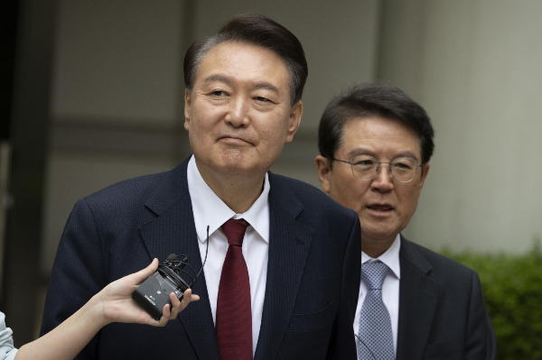 법원이 윤석열 전 대통령의 구속적부심 청구를 기각했다. 사진은 윤석열 전 대통령이 내란 우두머리 혐의, 직권남용 권리행사방해 혐의 사건 4차 공판의 오전 재판을 마친 뒤 법정을 나서며 취재진 질문을 듣는 모습. /사진=뉴시스
