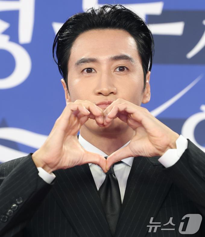 배우 이광수가 18일 인천 중구 파라다이스시티에서 열린 ‘제4회 청룡시리즈어워즈’ 레드카펫 행사에 참석해 포즈를 취하고 있다. 2025.7.18/뉴스1 ⓒ News1 권현진 기자