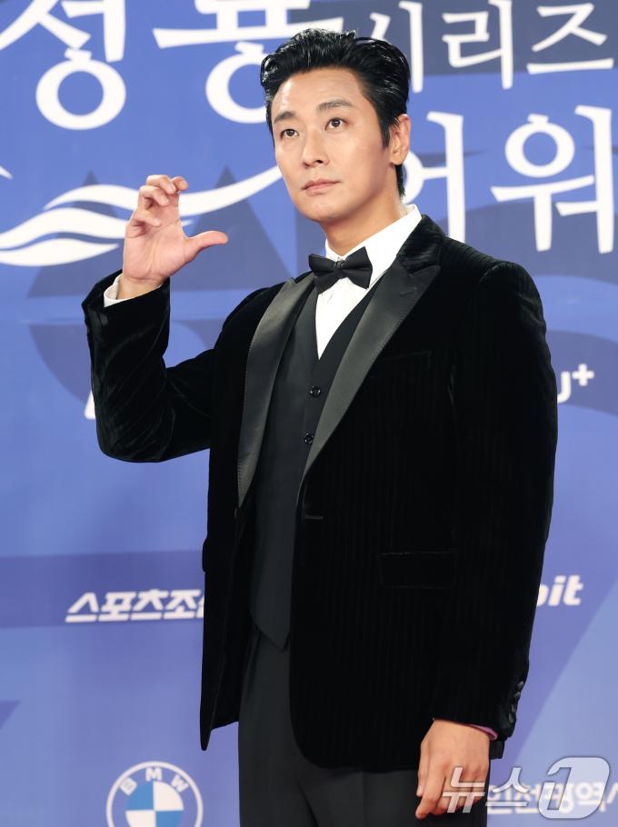 배우 주지훈이 18일 인천 중구 파라다이스시티에서 열린 ‘제4회 청룡시리즈어워즈’ 레드카펫 행사에 참석해 포즈를 취하고 있다. 2025.7.18/뉴스1 ⓒ News1 권현진 기자
