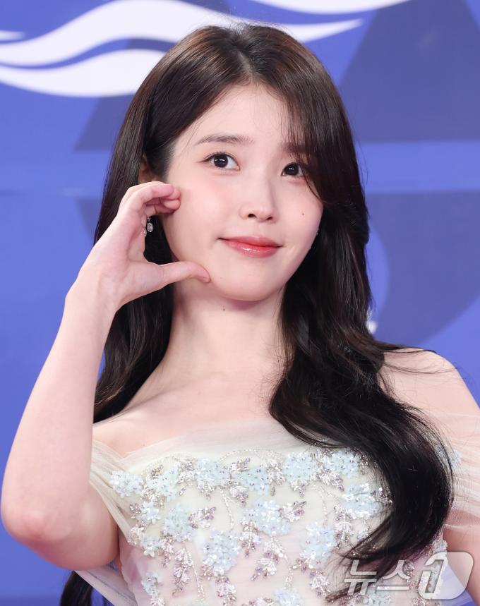 배우 아이유가 18일 인천 중구 파라다이스시티에서 열린 ‘제4회 청룡시리즈어워즈’ 레드카펫 행사에 참석해 포즈를 취하고 있다. 2025.7.18/뉴스1 ⓒ News1 권현진 기자