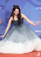 소녀시대 임윤아가 포즈를 취하는 도중 넘어지려 하고 있다. ⓒ News1 권현진 기자