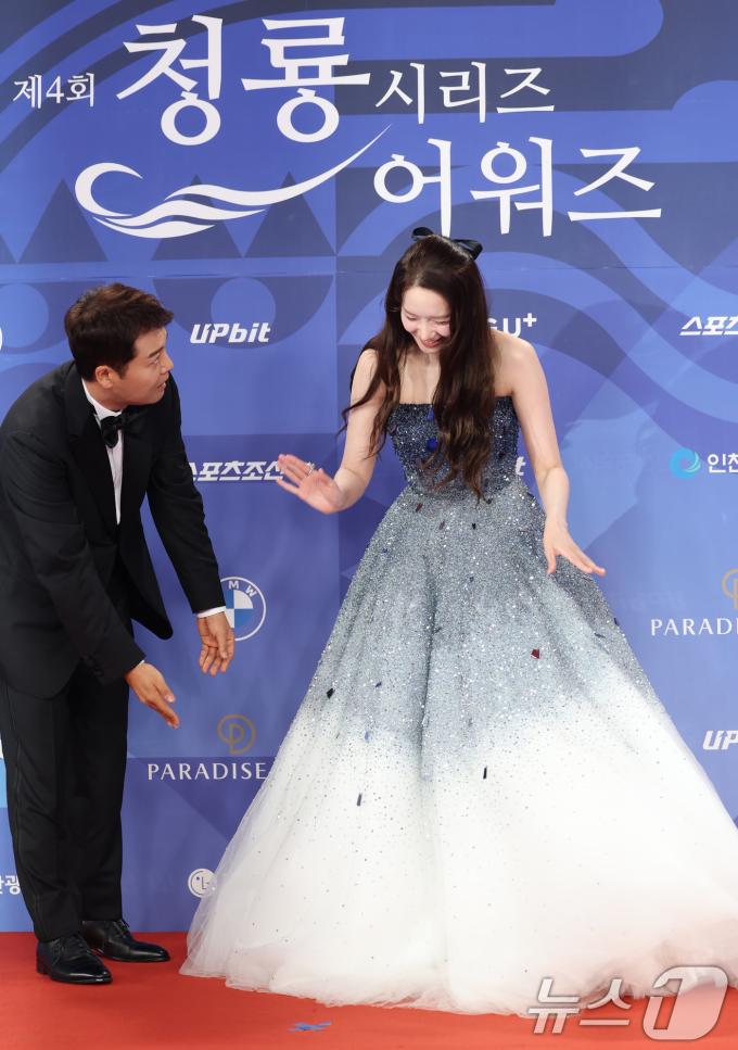 소녀시대 임윤아가 18일 인천 중구 파라다이스시티에서 열린 ‘제4회 청룡시리즈어워즈’ 레드카펫 행사에서 넘어진 뒤 중심을 잡고 일어서고 있다. ⓒ News1 권현진 기자