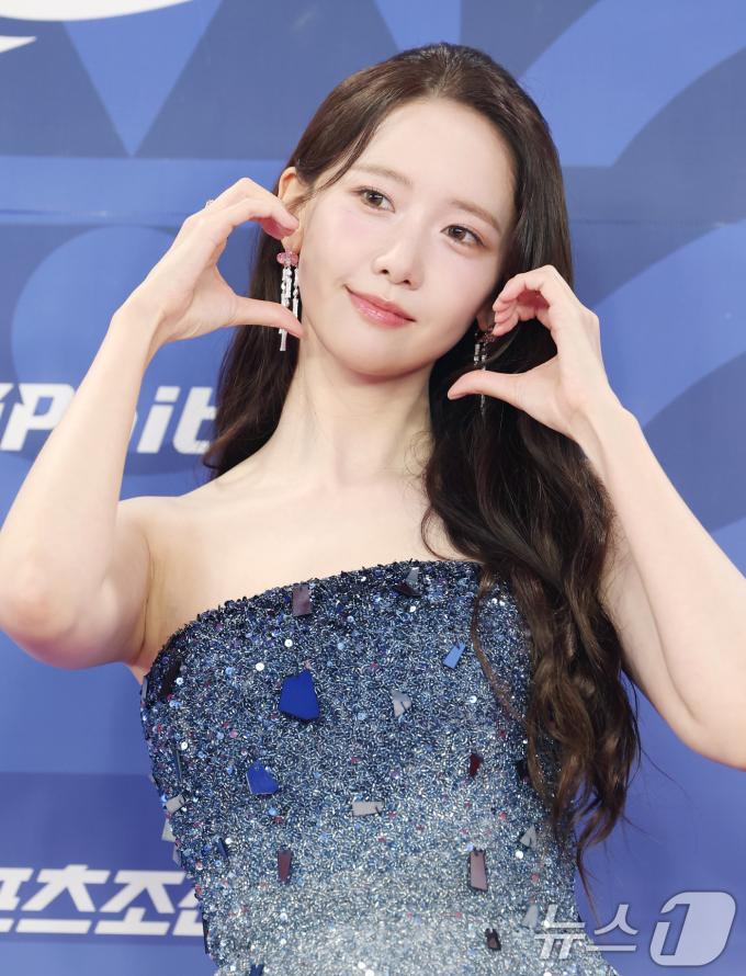 소녀시대 임윤아가 18일 인천 중구 파라다이스시티에서 열린 ‘제4회 청룡시리즈어워즈’ 레드카펫 행사에 참석해 볼 하트 포즈를 취하고 있다. ⓒ News1 권현진 기자