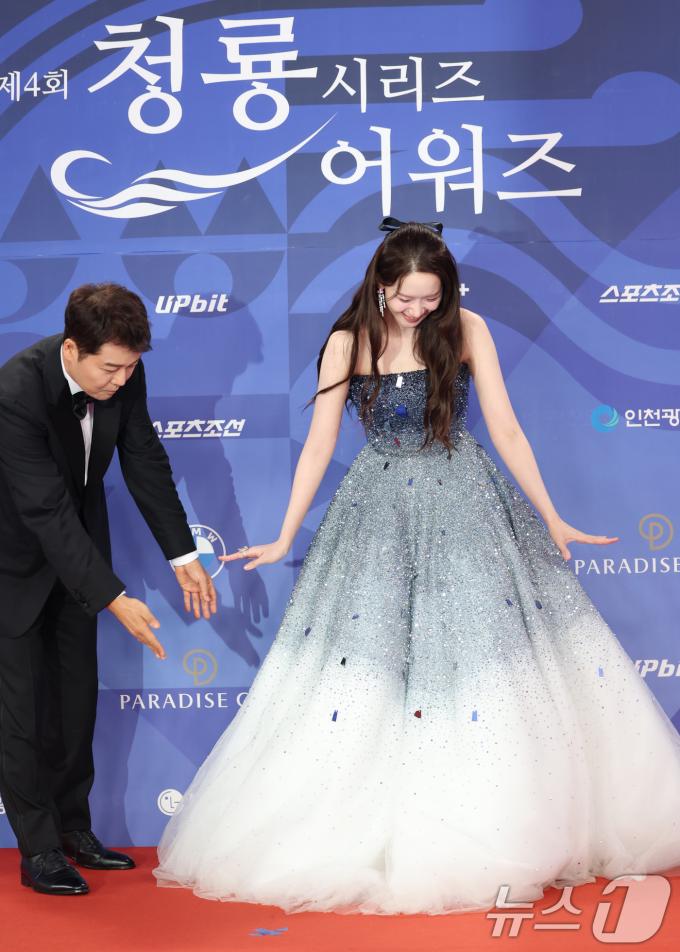 소녀시대 임윤아가 18일 인천 중구 파라다이스시티에서 열린 ‘제4회 청룡시리즈어워즈’ 레드카펫 행사에 참석해 포즈를 취하는 도중 중심을 잃고 넘어지려 하고 있다. ⓒ News1 권현진 기자