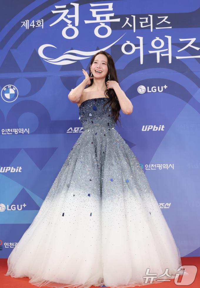 소녀시대 임윤아가 18일 인천 중구 파라다이스시티에서 열린 ‘제4회 청룡시리즈어워즈’ 레드카펫 행사에 참석해 환한 미소를 짓고 있다. ⓒ News1 권현진 기자