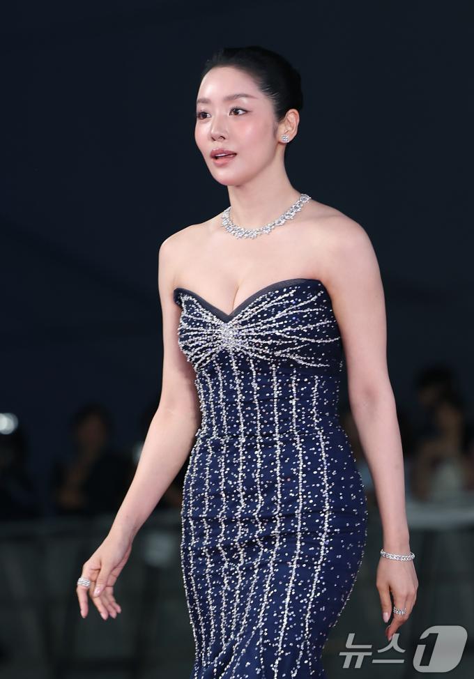 배우 차주영이 18일 인천 중구 파라다이스시티에서 열린 ‘제4회 청룡시리즈어워즈’에 참석해 레드카펫을 밟고 있다.  ⓒ News1 권현진 기자