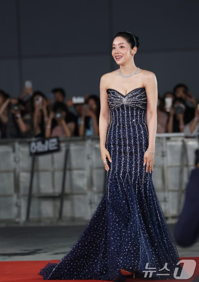 배우 차주영이 18일 인천 중구 파라다이스시티에서 열린 ‘제4회 청룡시리즈어워즈’에 참석해 레드카펫을 밟고 있다. ⓒ News1 권현진 기자