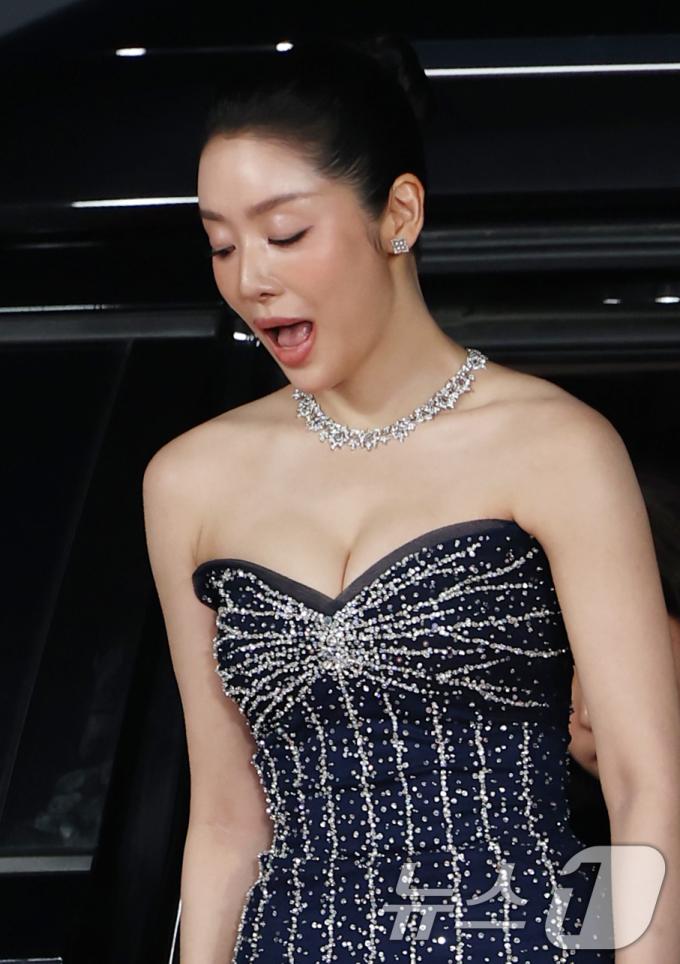 배우 차주영이 18일 인천 중구 파라다이스시티에서 열린 ‘제4회 청룡시리즈어워즈’에 참석해 하차하고 있다. ⓒ News1 권현진 기자