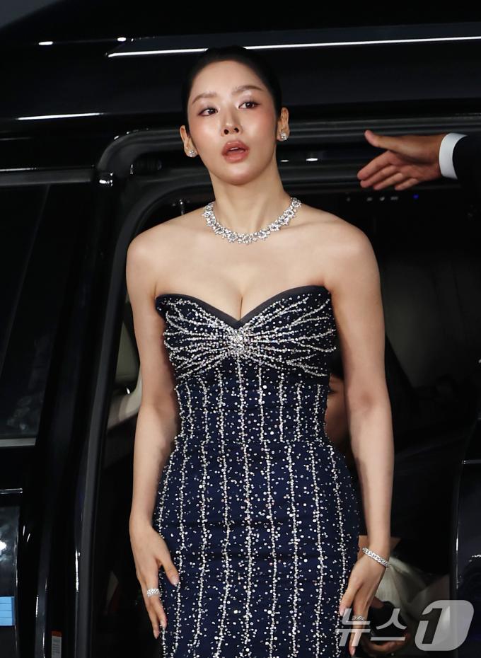 배우 차주영이 18일 인천 중구 파라다이스시티에서 열린 ‘제4회 청룡시리즈어워즈’에서 레드카펫을 밟기위해 차에서 내리고 있다. ⓒ News1 권현진 기자
