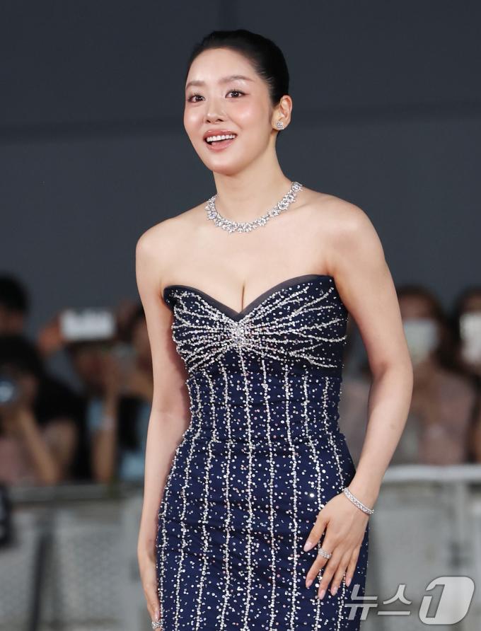 배우 차주영이 18일 인천 중구 파라다이스시티에서 열린 ‘제4회 청룡시리즈어워즈’에 참석해 레드카펫을 밟고 있다. ⓒ News1 권현진 기자