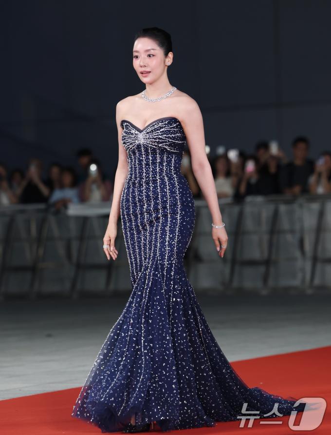배우 차주영이 18일 인천 중구 파라다이스시티에서 열린 ‘제4회 청룡시리즈어워즈’에 참석해 레드카펫을 밟고 있다. ⓒ News1 권현진 기자