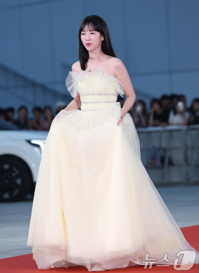 배우 지예은이 18일 인천 중구 파라다이스시티에서 열린 ‘제4회 청룡시리즈어워즈’ 레드카펫 행사에 참석하고 있다. 2025.7.18/뉴스1 ⓒ News1 권현진 기자
