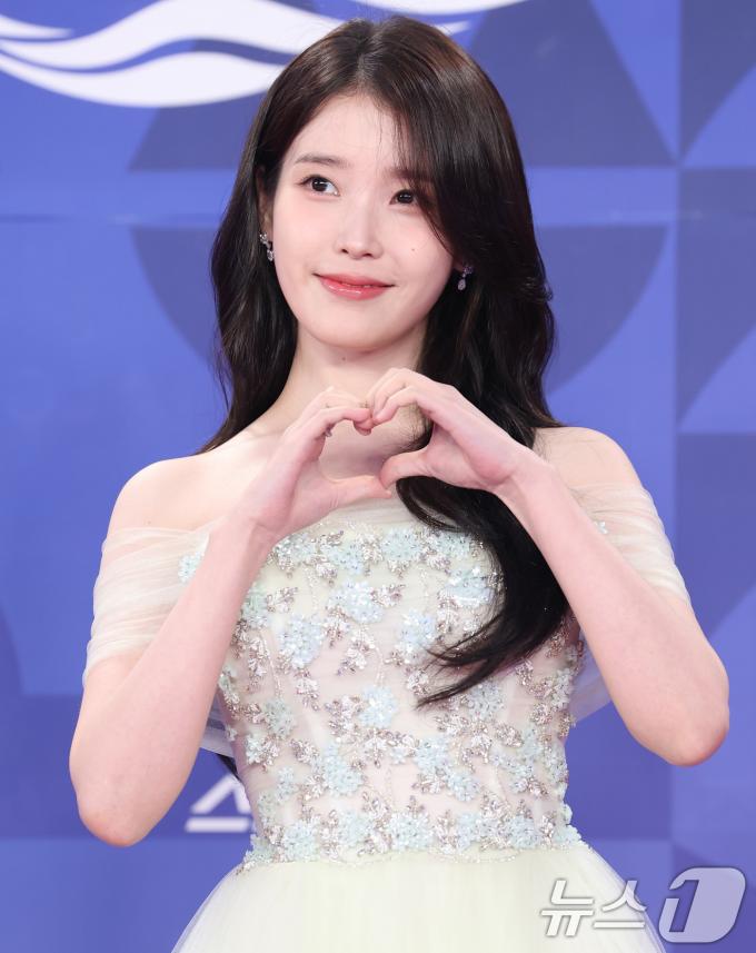 배우 겸 가수 아이유가 18일 인천 중구 파라다이스시티에서 열린 ‘제4회 청룡시리즈어워즈’ 레드카펫 행사에 참석해 포즈를 취하고 있다. 2025.7.18/뉴스1 ⓒ News1 권현진 기자