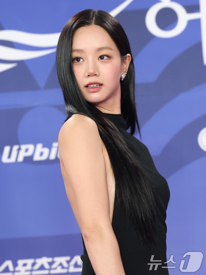 배우 혜리가 18일 인천 중구 파라다이스시티에서 열린 ‘제4회 청룡시리즈어워즈’ 레드카펫 행사에 참석해 포즈를 취하고 있다. 2025.7.18/뉴스1 ⓒ News1 권현진 기자