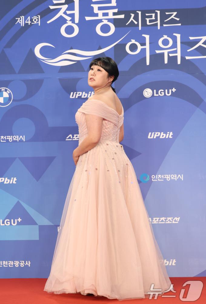 방송인 이수지가 18일 인천 중구 파라다이스시티에서 열린 ‘제4회 청룡시리즈어워즈’에 참석해 포즈를 취하고 있다. 2025.7.19/뉴스1 ⓒ News1 권현진 기자
