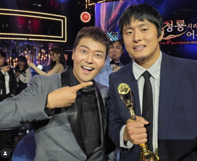 전현무가 지난 18일 인천 파라다이스시티에서 열린 제4회 청룡시리즈어워즈에서 기안84와 기념 사진을 찍고 있다. /사진=전현무 인스타그램
