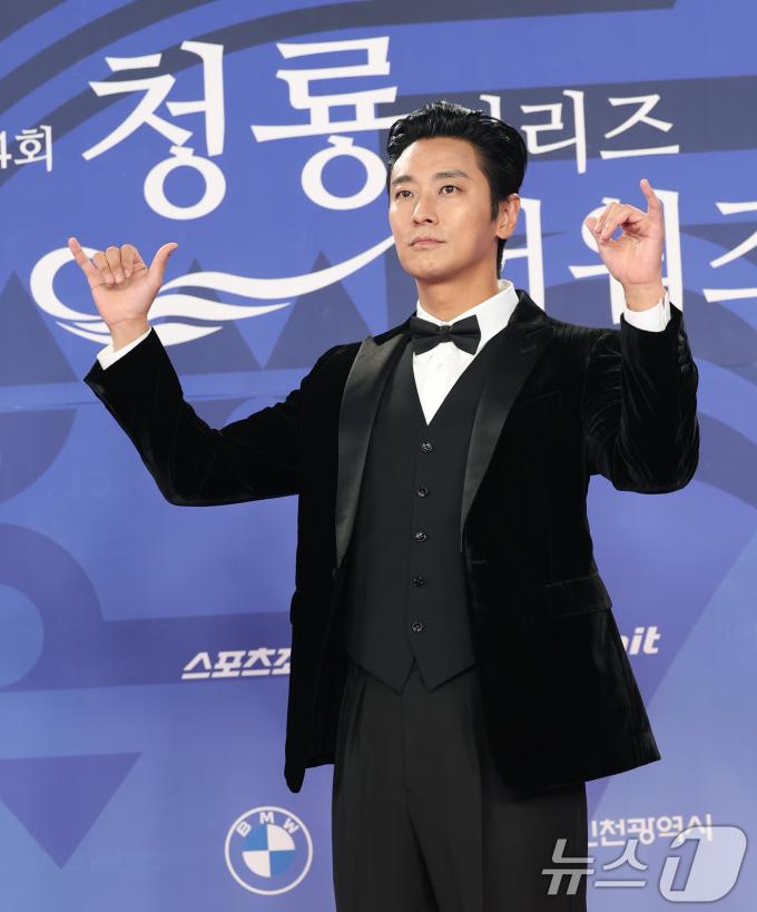 배우 주지훈이 18일 인천 중구 파라다이스시티에서 열린 ‘제4회 청룡시리즈어워즈’ 레드카펫 행사에 참석해 포즈를 취하고 있다. 2025.7.18/뉴스1 ⓒ News1 권현진 기자