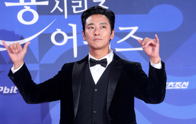배우 주지훈이 지난 18일 오후 인천 중구 파라다이스시티에서 열린 제4회 청룡시리즈어워즈에서 포즈를 취하고 있다. /사진=뉴시스