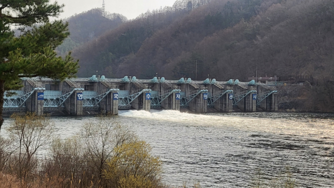 지난 3월26일 안동댐에서 긴급 방류하고 있는 모습. 기사 내용과 관련 없음. /사진=한국수자원공사(뉴스1)