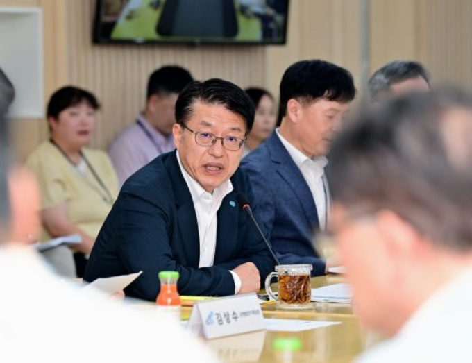 김대순 경기도 행정2부지사 주재로 류호국 연천군 부군수와 경기북부 10개 시군 실․국장, 최봉문 대한국토․도시계획학회장을 비롯한 대한토목학회, 대한지리학회, 대한건설협회, 경기연구원 소속 전문가들이 참석한 가운데 는 18일 오후 경기도청 북부청사 상황실에서 '경기북부 대개발 2040 의견수렴 간담회'를 열고 있다. /사진제공=경기북부청  