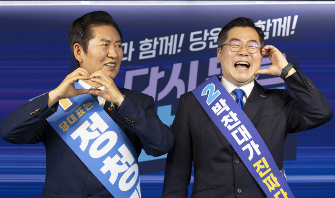 정청래(왼쪽) 더불어민주당 당대표 후보자와 박찬대 더불어민주당 당대표 후보자가 19일 서울 여의도 더불어민주당 중앙당사에서 열린 더불어민주당 당대표 및 최고위원 선출을 위한 충청권 합동연설회에 앞서 기념촬영을 하고 있다. / 사진=뉴시스 김근수 기자 
