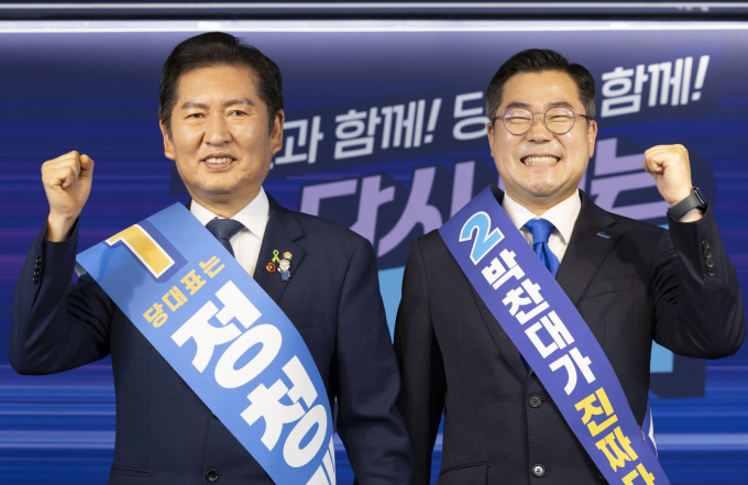 정청래(왼쪽) 더불어민주당 당대표 후보자와 박찬대 더불어민주당 당대표 후보자가 19일 서울 여의도 더불어민주당 중앙당사에서 열린 더불어민주당 당대표 및 최고위원 선출을 위한 충청권 합동연설회에 앞서 기념촬영을 하고 있다. / 사진=뉴시스 김근수 기자 /사진=김근수