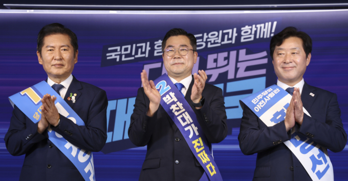 정청래(왼쪽부터) 더불어민주당 당대표 후보자와 박찬대 더불어민주당 당대표 후보자, 황명선 최고위원 후보자가 19일 서울 여의도 더불어민주당 중앙당사에서 열린 더불어민주당 당대표 및 최고위원 선출을 위한 충청권 합동연설회에 앞서 기념촬영을 하고 있다. / 사진=뉴시스 김근수 기자 /사진=김근수