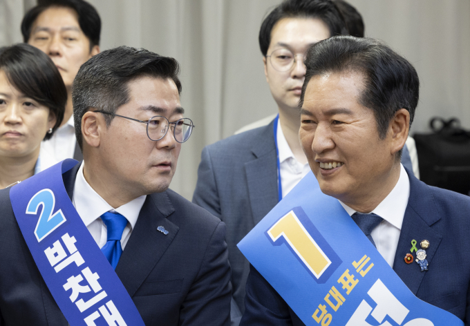 박찬대(왼쪽) 더불어민주당 당대표 후보자와 정청래 더불어민주당 당대표 후보자가 19일 서울 여의도 더불어민주당 중앙당사에서 열린 더불어민주당 당대표 및 최고위원 선출을 위한 충청권 합동연설회에 참석해 서로 이야기를 나누고 있다. / 사진=뉴시스 김근수 기자 
