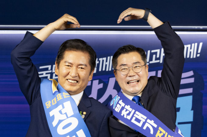 정청래(왼쪽) 더불어민주당 당대표 후보자와 박찬대 더불어민주당 당대표 후보자가 19일 서울 여의도 더불어민주당 중앙당사에서 열린 더불어민주당 당대표 및 최고위원 선출을 위한 충청권 합동연설회에 앞서 기념촬영을 하고 있다. / 사진=뉴시스 김근수 기자 /사진=김근수
