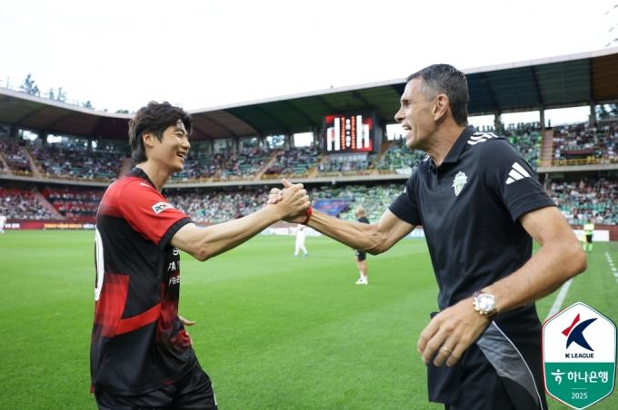 거스 포옛 전북 현대 감독과 기성용이 경기 전 인사를 나누고 있다. (한국프로축구연맹 제공)